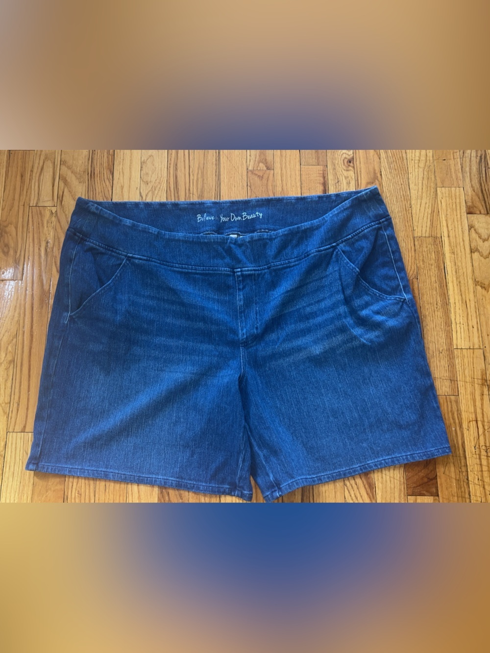 BNWOT Women’s Denim Pull-On Shorts Size 32W Stretch bleu Wash Casual Comfort Fit